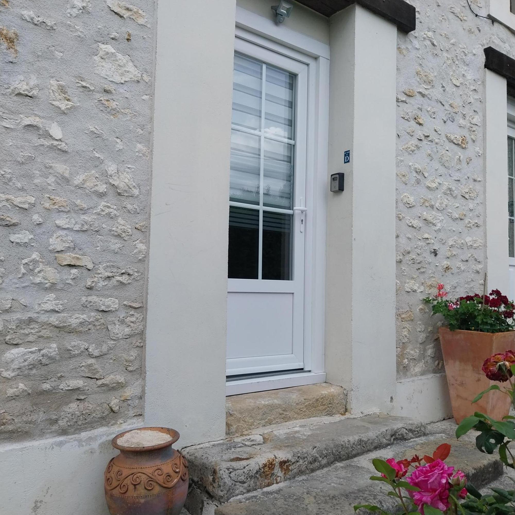 Gite Dans Une Ancienne Corps De Ferme D Provins Exterior photo